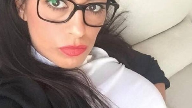 Elisabetta Sterni denuncia chi ha diffuso il suo video a luci rosse