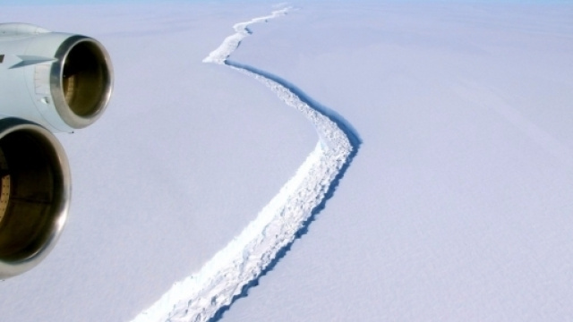 La lunga frattura nei ghiacci dell'Antartide da cui sta per staccarsi un enorme iceberg.