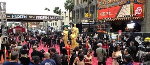 The Oscars 2017 red carpet specials and pre-shows build up the hype for the main awards show. [Image via Flickr Creative Commons]