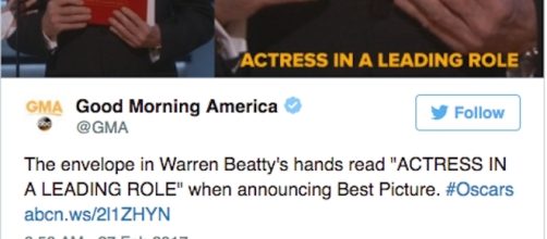 Oscar 2017, Warren Beatty ha in mano la busta sbagliata (Credits: Twitter)
