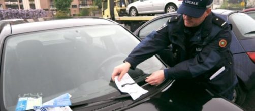 Un agente della polizia stradale effettua una multa.