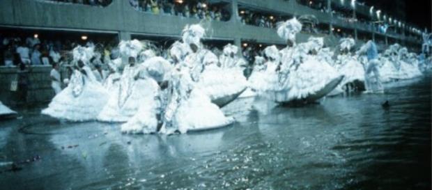 1986: Arrastando a barra da saia na água, as baianas não perderam a elegância e ajudaram a garantir o vice-campeonato para a Beija-Flor (Foto: O Dia) 1986: Arrastando a barra da saia na água, as baianas não perderam a elegância e ajudaram a garantir o vice-campeonato para a Beija-Flor (Foto: O Dia)
