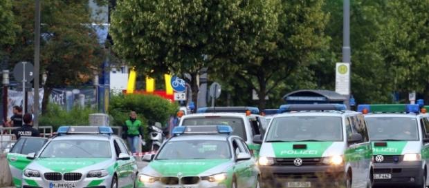 Allemagne : une voiture fonce dans la foule et fait un mort et ... - rtl.fr Allemagne : une voiture fonce dans la foule et fait un mort et ... - rtl.fr