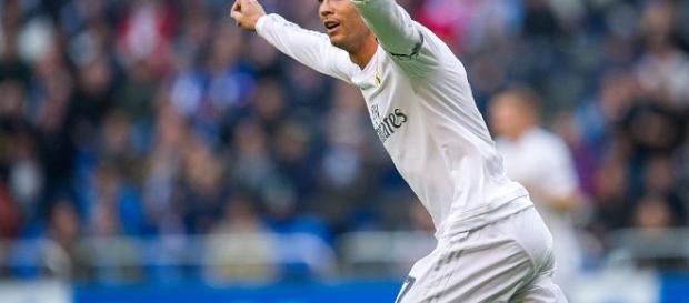 Cristiano Ronaldo marcou o segundo gol do Real Madrid após converter penalidade inexistente. ogol.com.br - com.br Cristiano Ronaldo marcou o segundo gol do Real Madrid após converter penalidade inexistente. ogol.com.br - com.br