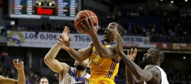Eulis Báez (centro) anotó 12 puntos en el partido Foto: Cortesía cbgrancanaria.net Eulis Báez (centro) anotó 12 puntos en el partido Foto: Cortesía cbgrancanaria.net