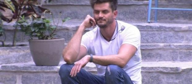 Marcos fica cabisbaixo após dizer que não quer voltar com Emilly Marcos fica cabisbaixo após dizer que não quer voltar com Emilly
