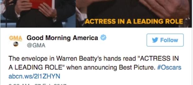 Oscar 2017, Warren Beatty ha in mano la busta sbagliata (Credits: Twitter) Oscar 2017, Warren Beatty ha in mano la busta sbagliata (Credits: Twitter)