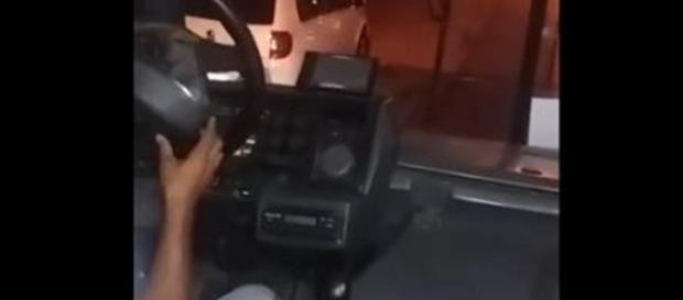 Passageiro flagra ônibus em péssimas condições onde volante solta do veículo Passageiro flagra ônibus em péssimas condições onde volante solta do veículo