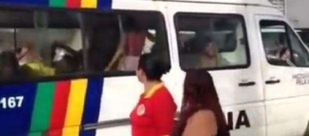 Polícia Militar prende foliões que continuam dançando dentro de viatura Polícia Militar prende foliões que continuam dançando dentro de viatura