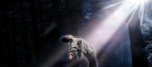 Travis diz que morreu ao ser atingido por feixe de luz (Banco de imagens Google) Travis diz que morreu ao ser atingido por feixe de luz (Banco de imagens Google)
