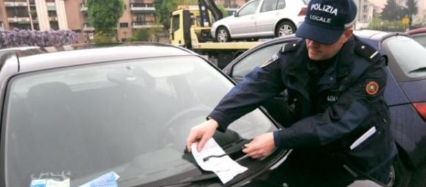 Una multa comminata dalla polizia locale. Una multa comminata dalla polizia locale.