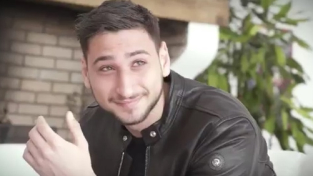 Donnarumma emozionato a Milanello, per gli auguri della sua famiglia e di tutto il Milan in un video