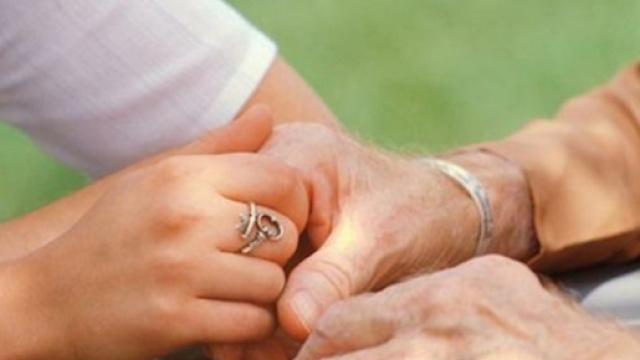 Inps: Contributo di 1000 euro a chi assiste un familiare - curiosandomagazine.it