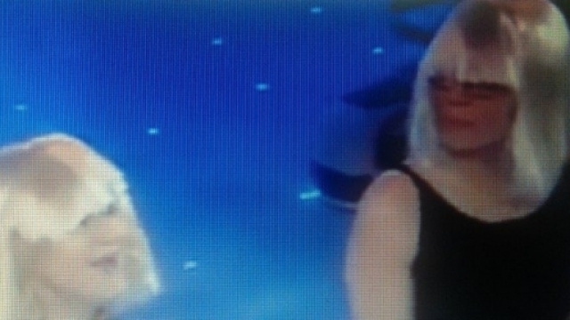 Luciana Littizzetto e Maria De Filippi con la parrucca bionda per imitare la Carr&agrave;