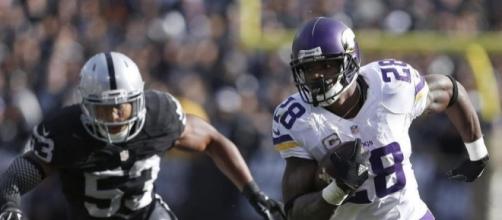 Adrian Peterson running against the Oakland Raiders - profootballweekly.com