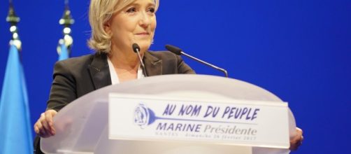 Marine Le Pen in stile Trump al recente comizio a Nantes ha attaccato la stampa per via dei suoi problemi giudiziari svelati. Foto: twitter.