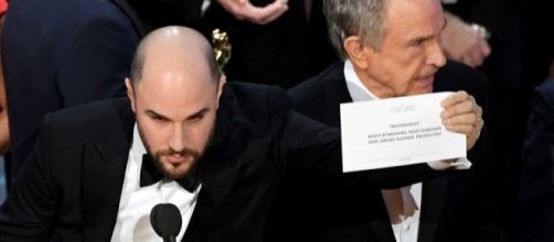 Oscars Best Picture mix-up mystery continues as Emma Stone says ... - digitalspy.com