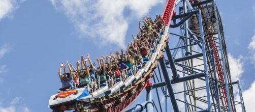 Roller coasters working with VR technology/Photo via https://upload.wikimedia.org/wikipedia/commons/9/9c/VR_Coaster_Train_at_Six_Flags_New_England.jpg