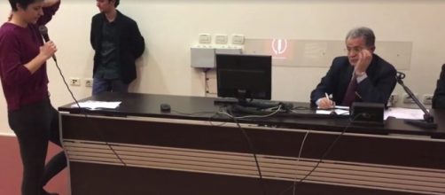 Un momento dell'intervento della giovane bolognese durante l'assemblea con Romano Prodi