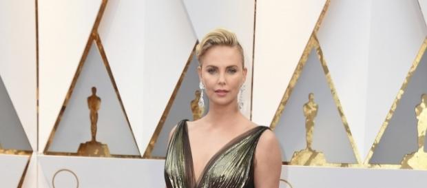 Charlize Theron no pudo destacar con su Dior en la alfombra roja del Oscar 2017 Foto: Cortesía Charlize Theron no pudo destacar con su Dior en la alfombra roja del Oscar 2017 Foto: Cortesía