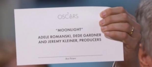 Giallo agli Oscar: errore nella consegna del premio come Miglior Film. Giallo agli Oscar: errore nella consegna del premio come Miglior Film.