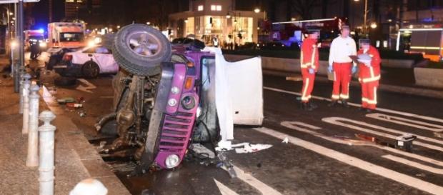 Illegales Autorennen in Berlin. Der unbeteiligte Fahrer des Jeeps wurde Opfer und starb. Illegales Autorennen in Berlin. Der unbeteiligte Fahrer des Jeeps wurde Opfer und starb.