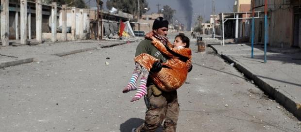 Iraq, civili in fuga dai bombardamenti con armi chimiche Iraq, civili in fuga dai bombardamenti con armi chimiche
