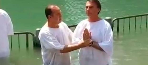Jair Bolsonaro foi batizado pelo pastor Everaldo e desde então usa símbolos judaicos Jair Bolsonaro foi batizado pelo pastor Everaldo e desde então usa símbolos judaicos