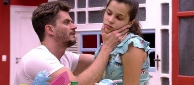 Marcos examina Emily (Foto: Reprodução TV Globo) Marcos examina Emily (Foto: Reprodução TV Globo)
