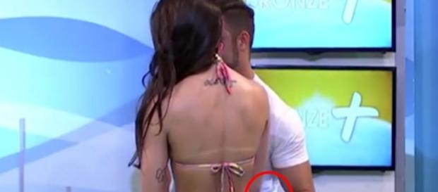 Modelo não gostou da suposta pegadinha e deu um tapa no rosto do rapaz Modelo não gostou da suposta pegadinha e deu um tapa no rosto do rapaz