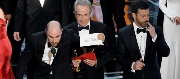"Moonlight" wird als Bester Film von Jordan Horowitz, Produzent von "La La Land", bekannt gegeben. "Moonlight" wird als Bester Film von Jordan Horowitz, Produzent von "La La Land", bekannt gegeben.
