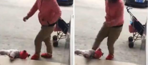 Mulher agride bebê choroso, caído no chão Mulher agride bebê choroso, caído no chão