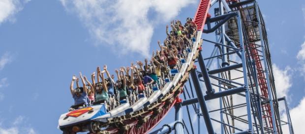 Roller coasters working with VR technology/Photo via https://upload.wikimedia.org/wikipedia/commons/9/9c/VR_Coaster_Train_at_Six_Flags_New_England.jpg Roller coasters working with VR technology/Photo via https://upload.wikimedia.org/wikipedia/commons/9/9c/VR_Coaster_Train_at_Six_Flags_New_England.jpg