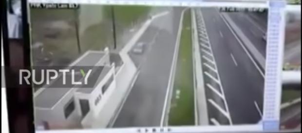 Rozpędzone Porsche z ogromną siłą uderza w Hondę Rozpędzone Porsche z ogromną siłą uderza w Hondę