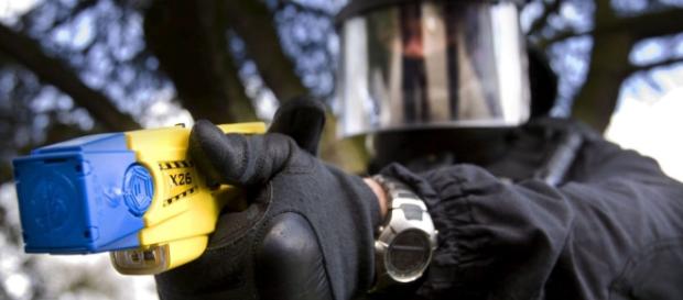TASER é uma arma eléctrica usada para imobilizar TASER é uma arma eléctrica usada para imobilizar