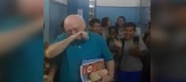 'Tio Luiz' chora ao ser homenageado pelos alunos no seu último dia de aula 'Tio Luiz' chora ao ser homenageado pelos alunos no seu último dia de aula