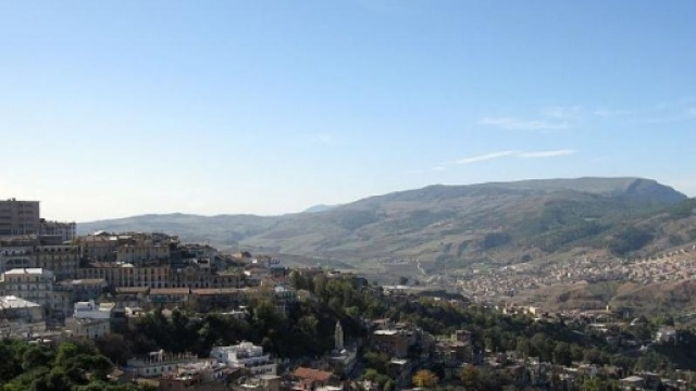 Algérie: un attentat suicide déjoué devant un commissariat à ... - rfi.fr