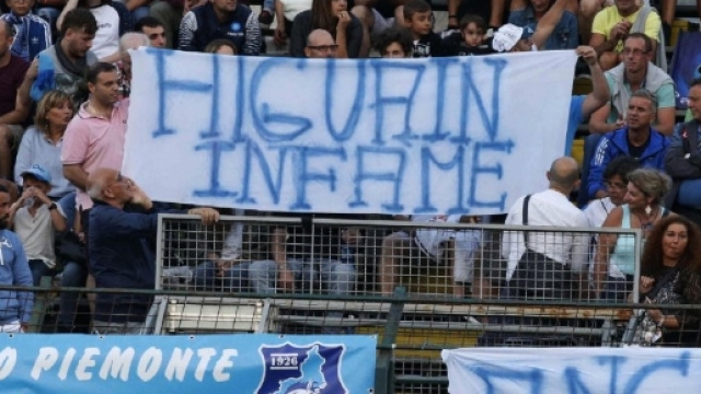 in giro per napoli con la maglia di Higuain, l'esperimneto sociale.