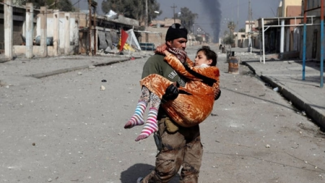 Iraq, civili in fuga dai bombardamenti con armi chimiche