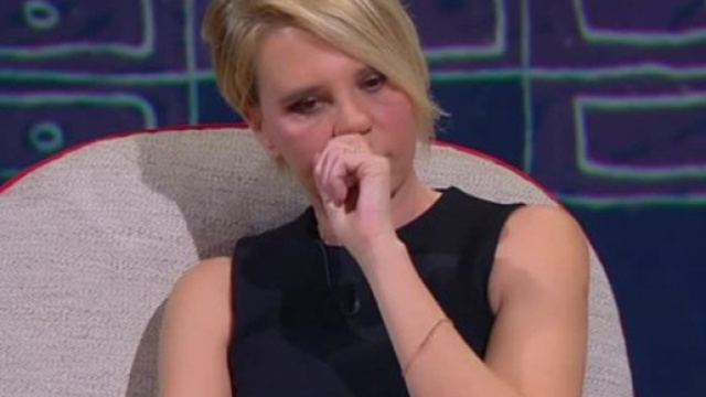 Maria de Filippi pensierosa e amareggiata