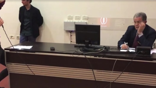 Un momento dell'intervento della giovane bolognese durante l'assemblea con Romano Prodi