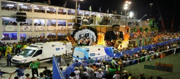 Acidentes marcaram desfile no Rio Acidentes marcaram desfile no Rio