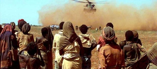 Helicóptero da ONU aterriza trazendo ajuda humanitaria para os moradores locais. Helicóptero da ONU aterriza trazendo ajuda humanitaria para os moradores locais.