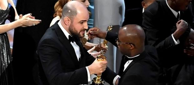 Horowitz entrega Oscar a cast de "Moonlight". Horowitz entrega Oscar a cast de "Moonlight".