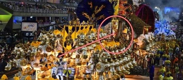 Pânico na avenida: carro alegórico desaba e deixa quinze feridos Pânico na avenida: carro alegórico desaba e deixa quinze feridos