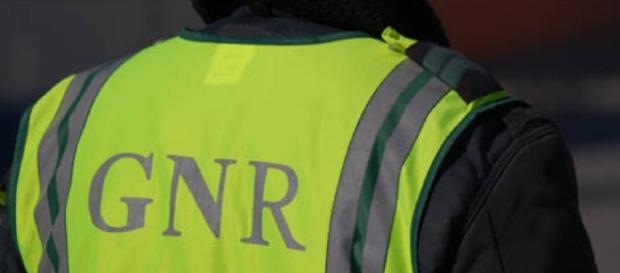 Um militar da GNR, que após um acidente estava a regularizar o trânsito, acaba ele também por sofrer um acidente Um militar da GNR, que após um acidente estava a regularizar o trânsito, acaba ele também por sofrer um acidente