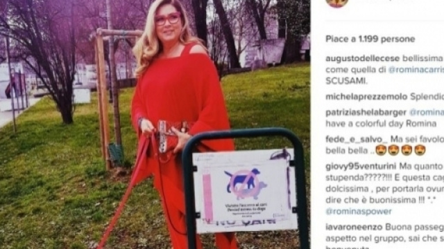 Romina Power fa un gesto di protesta.