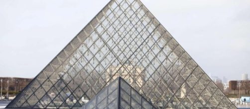 attentato al Louvre: un uomo aggredisce i militari