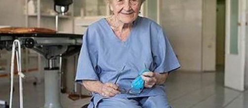 Capelli biondi, sorriso da buona e rassicurante nonnina, Alla Ilyinichna Levushkina a quasi 90 anni è il chirurgo più anziano del mondo. Foto Facebook