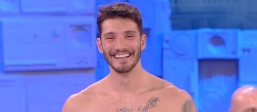 Gossip: Stefano De Martino in vacanza con il nuovo amore e un paparazzo?